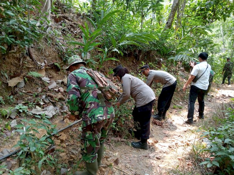 Sinergitas TNI-Polri dan Warga Pasang Selang, Perlancar Pemenuhan Kebutuhan Air Bersih